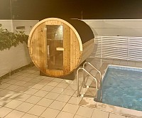 バレルサウナは、その名の通り樽型のユニークな形状をしたサウナで、見た目の美しさと機能性を兼ね備えた本格派の屋外サウナです。丸みを帯びた構造が熱を効率よく循環させ、短時間で快適な温度と湿度を実現。アウトドア空間に自然と調和しながら、心と体を芯から温めてくれます。