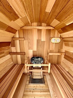 バレルサウナの内装は、木の香りと温もりに包まれる、シンプルながらも機能美あふれる設計が魅力です。